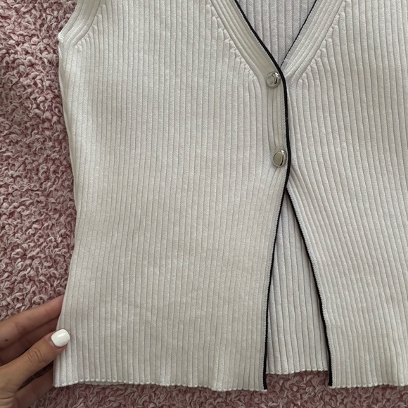 H&M 2 button cable vest - Picture 4 of 6